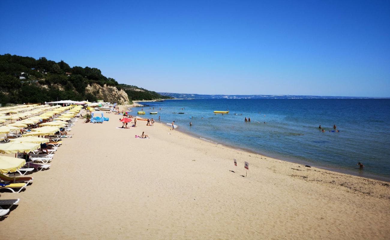 Nirvana Beach'in fotoğrafı i̇nce bej kum yüzey ile