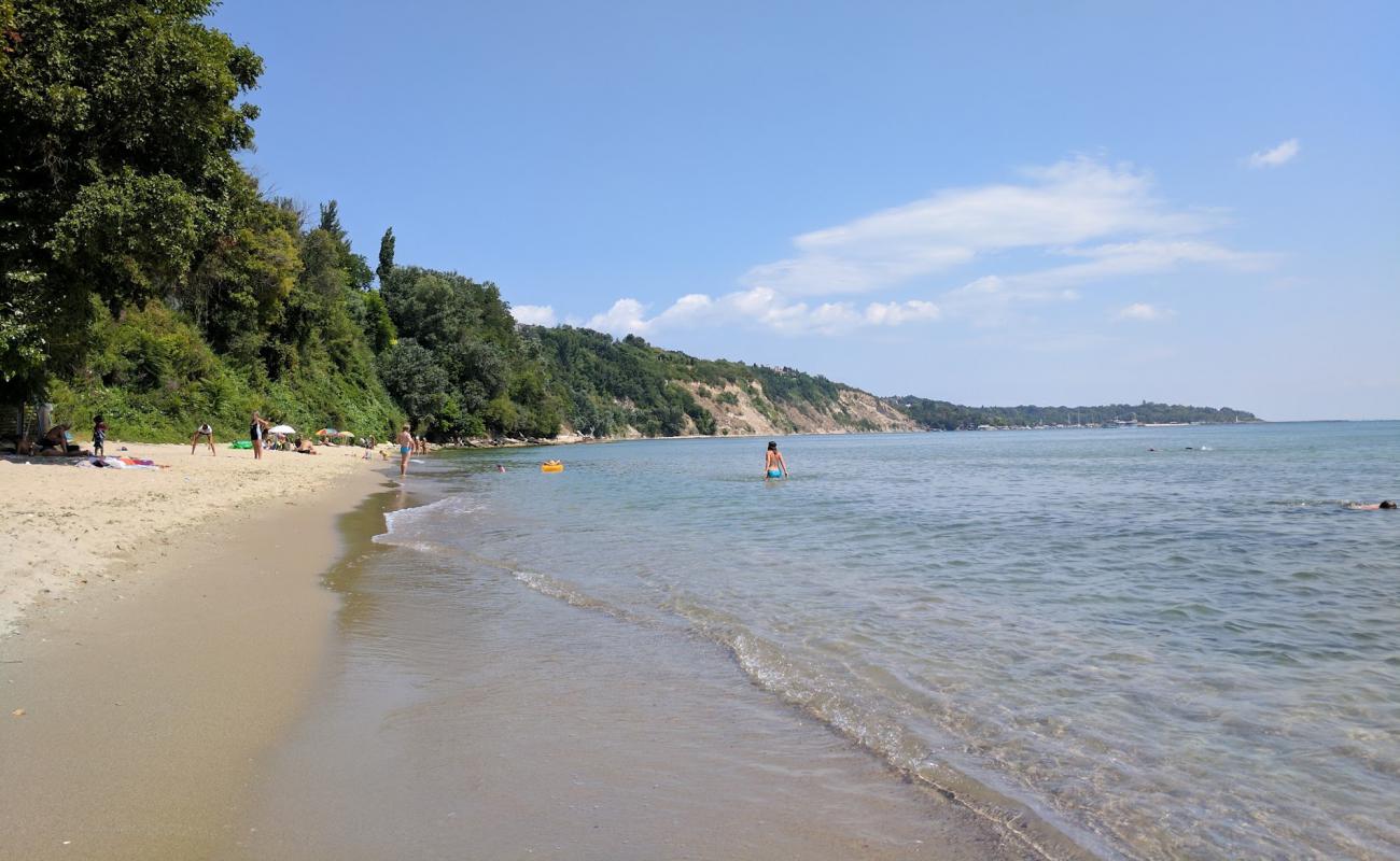 Hidden beach'in fotoğrafı parlak kum ve kayalar yüzey ile