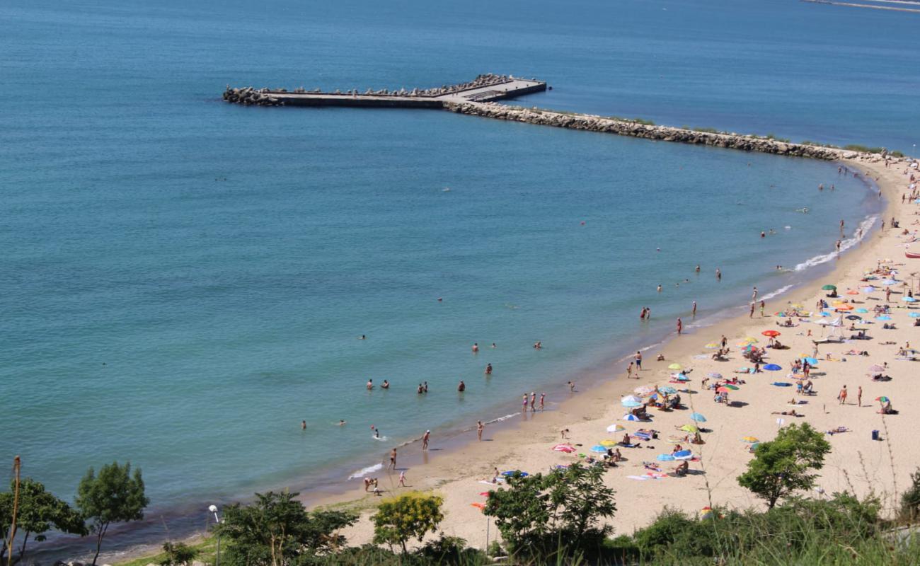 Officers' beach'in fotoğrafı beyaz ince kum yüzey ile