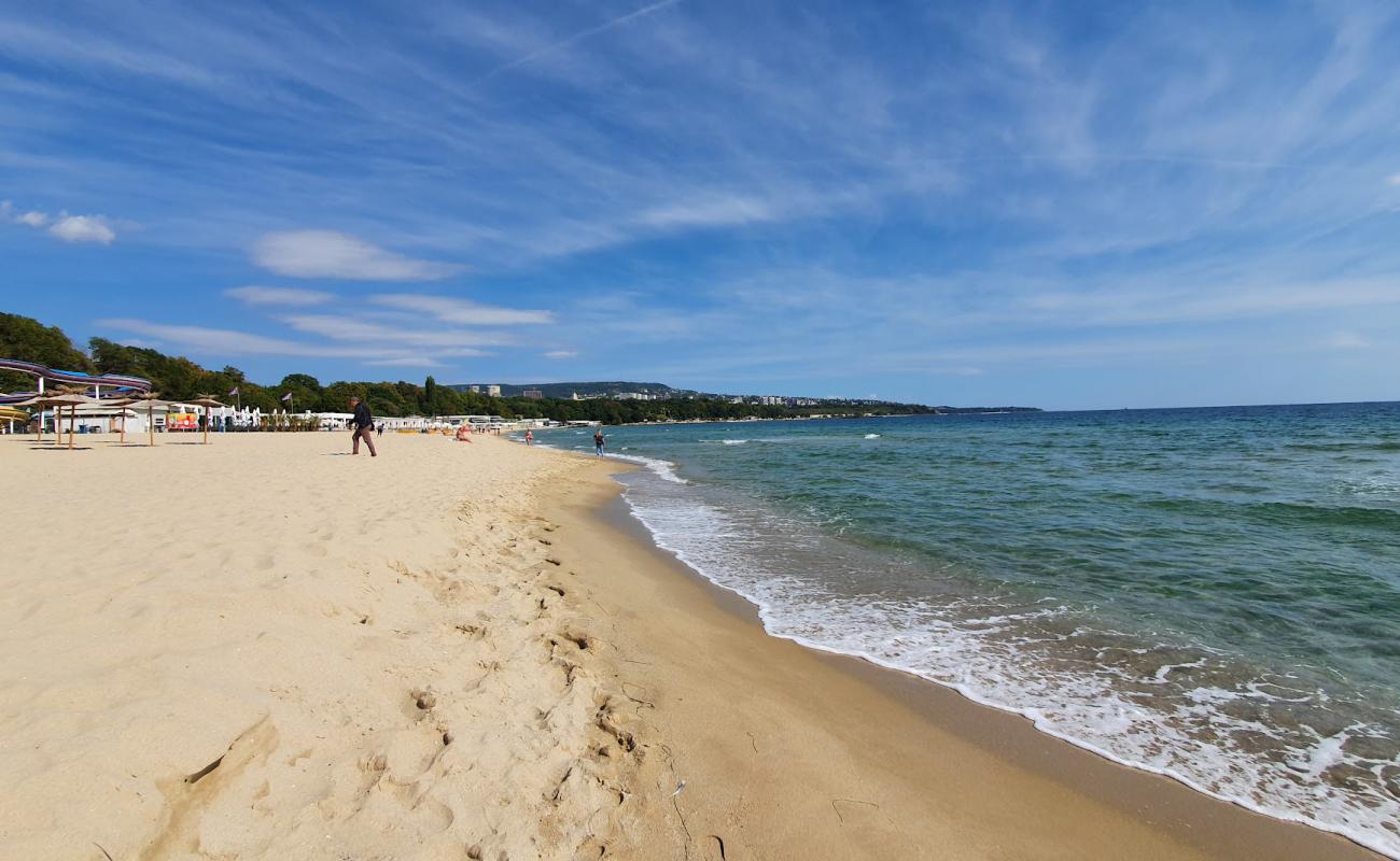 Varna beach'in fotoğrafı beyaz kum yüzey ile