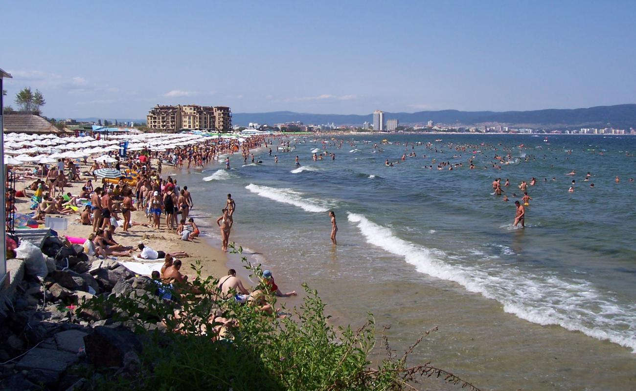 Sunny beach Sud'in fotoğrafı beyaz ince kum yüzey ile