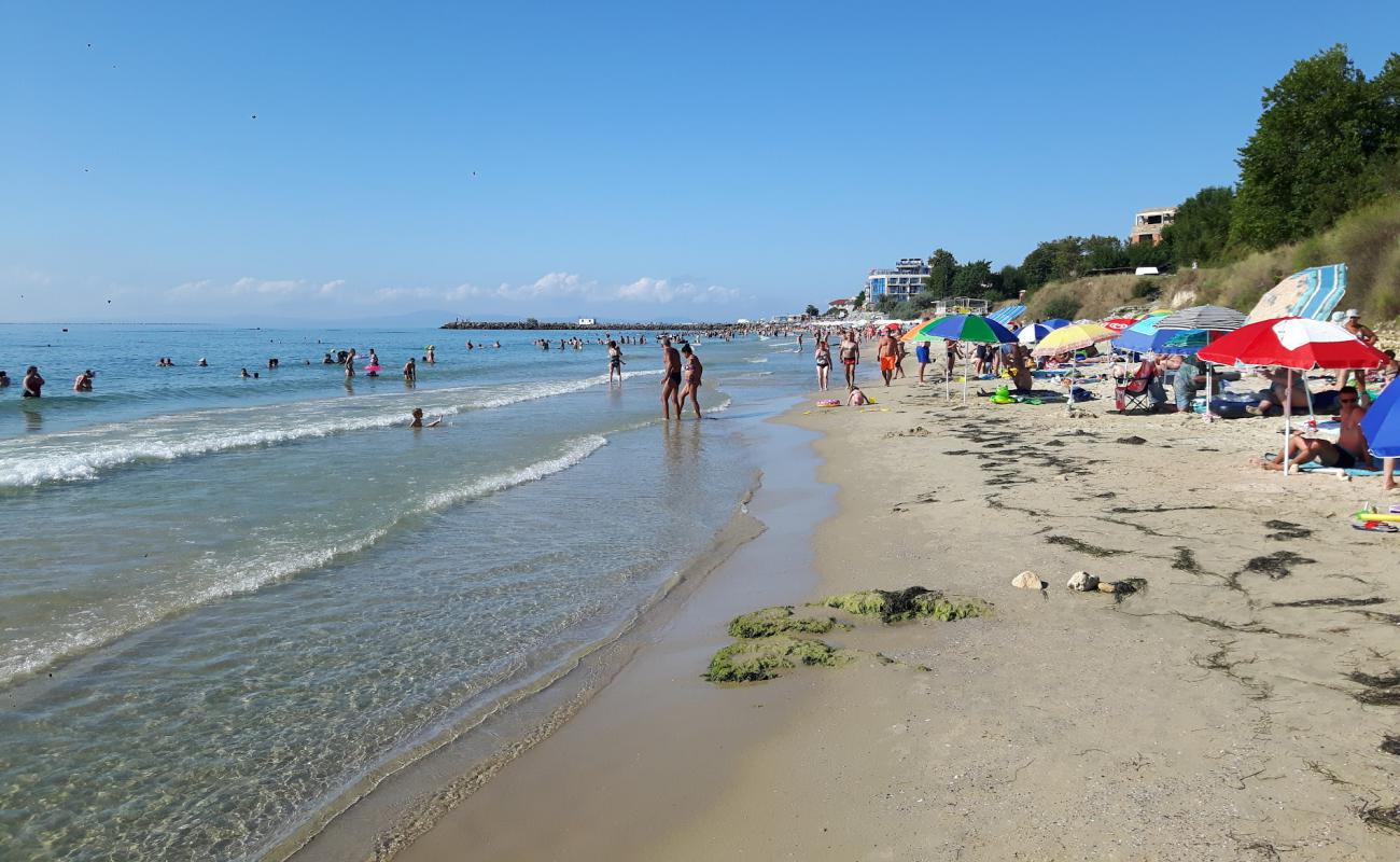 Ravda beach'in fotoğrafı beyaz ince kum yüzey ile