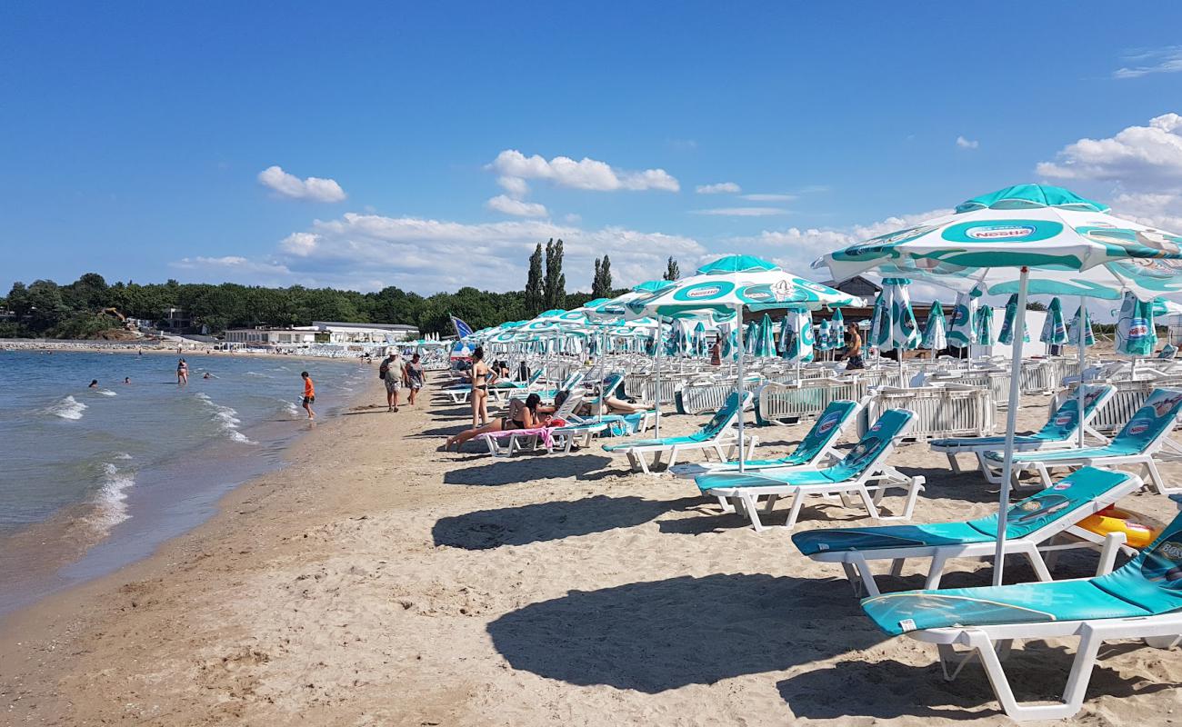 Kraymorie beach'in fotoğrafı açık bej kum yüzey ile