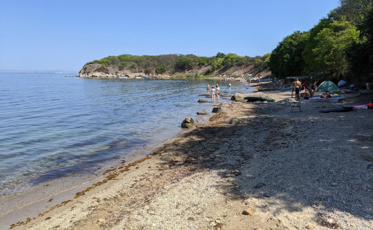 Vromus beach'in fotoğrafı gri kum ve çakıl yüzey ile