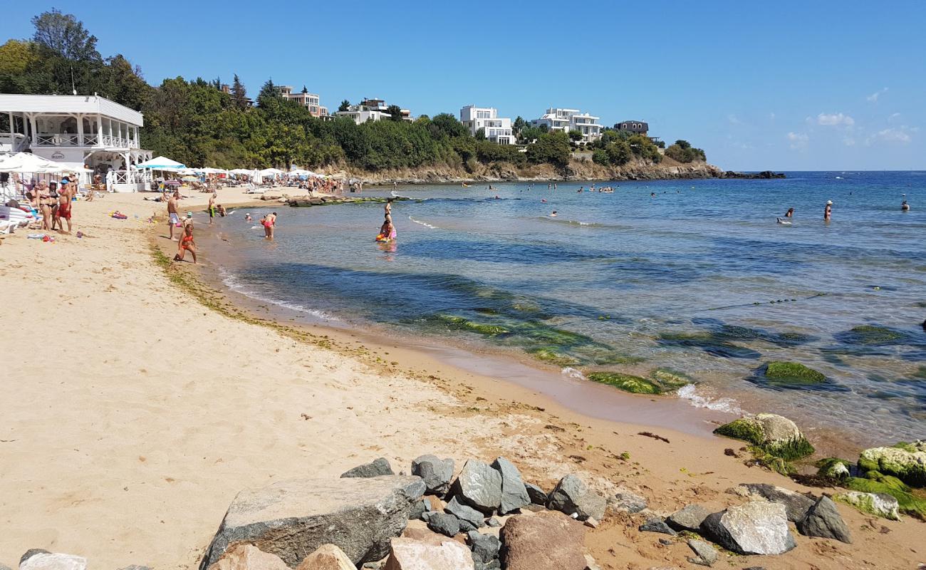 Tsarski plazh'in fotoğrafı parlak kum yüzey ile