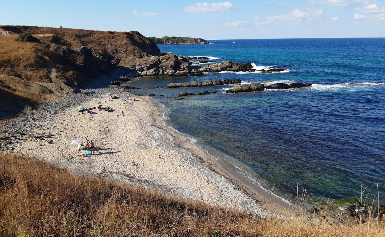 Lipite beach'in fotoğrafı bej kum ve kayalar yüzey ile