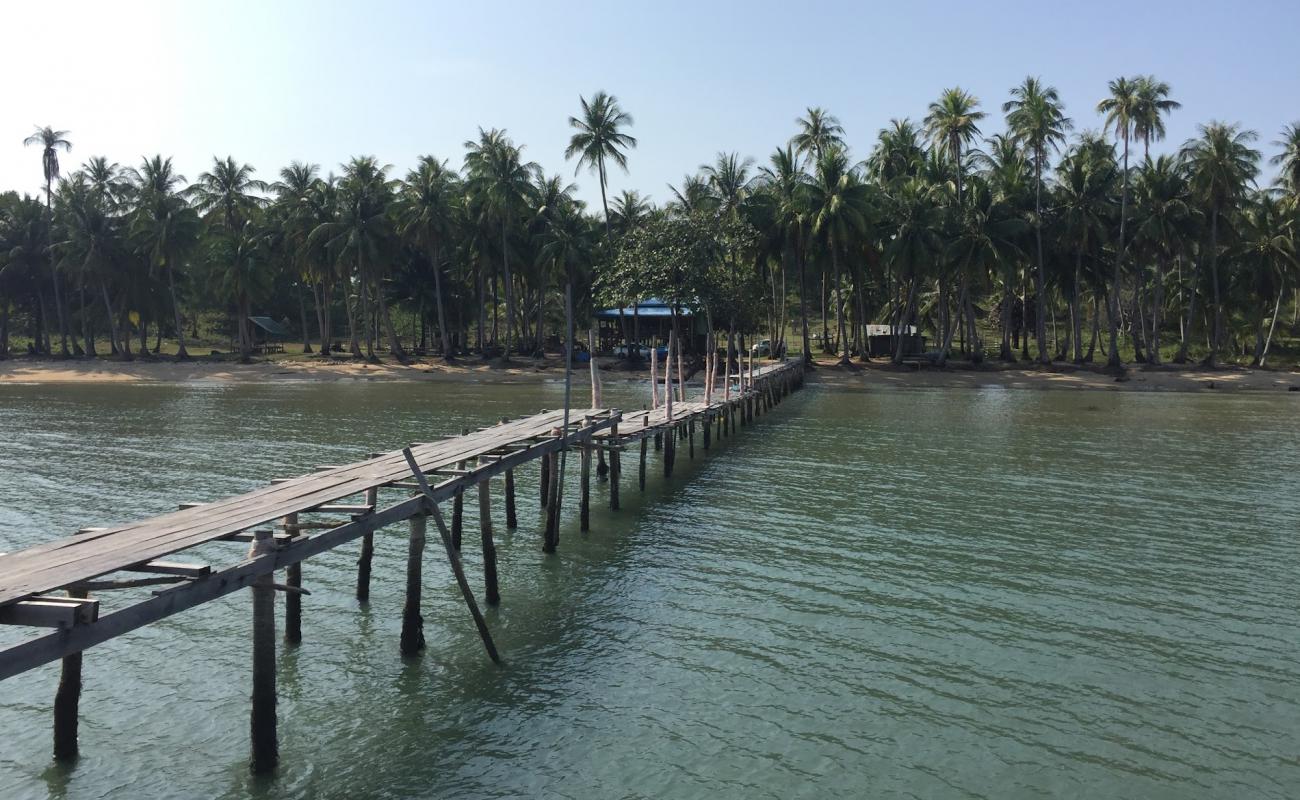 Chamlang Ko Beach'in fotoğrafı parlak kum yüzey ile