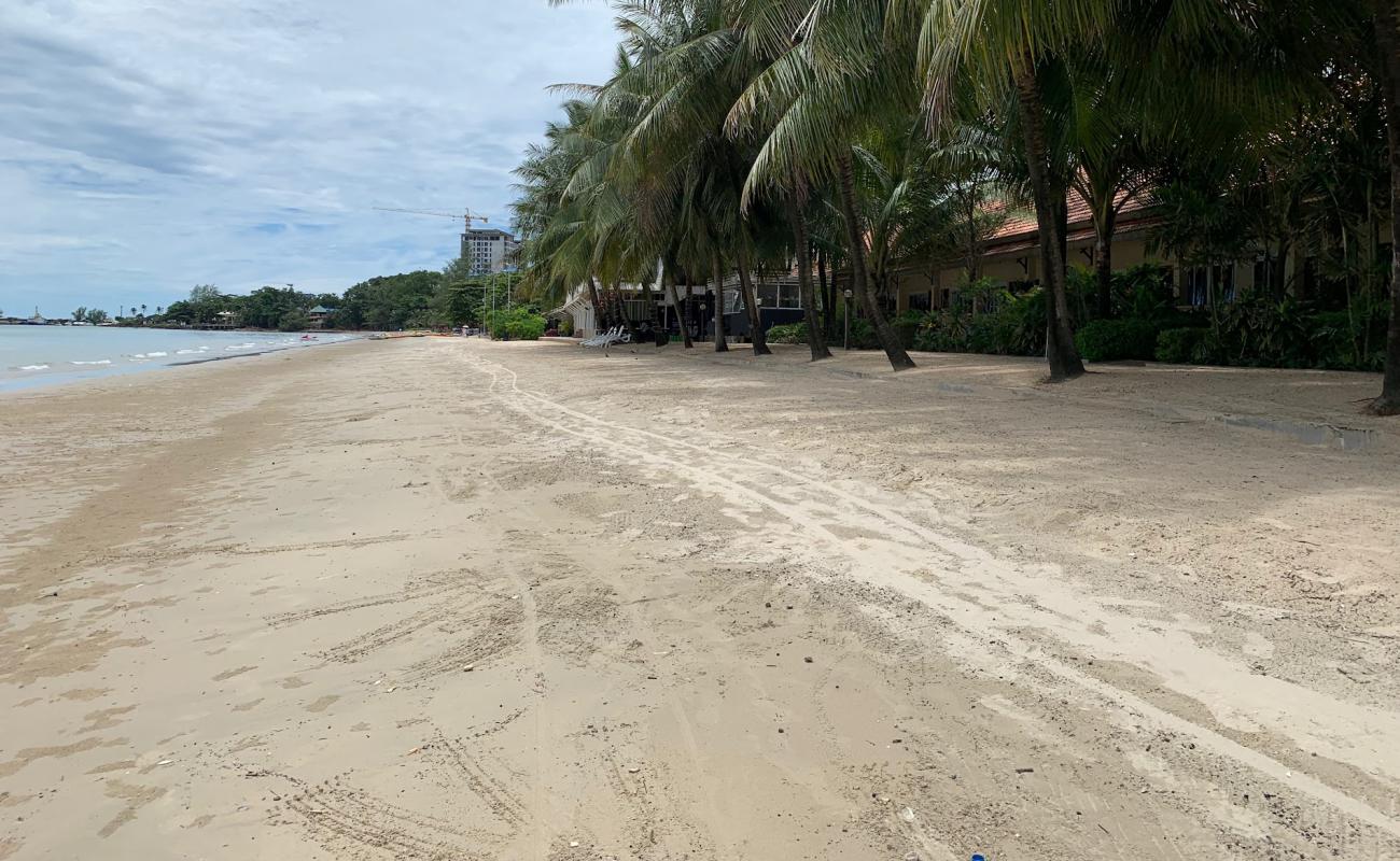 Mlop Chrey Beach'in fotoğrafı parlak kum yüzey ile