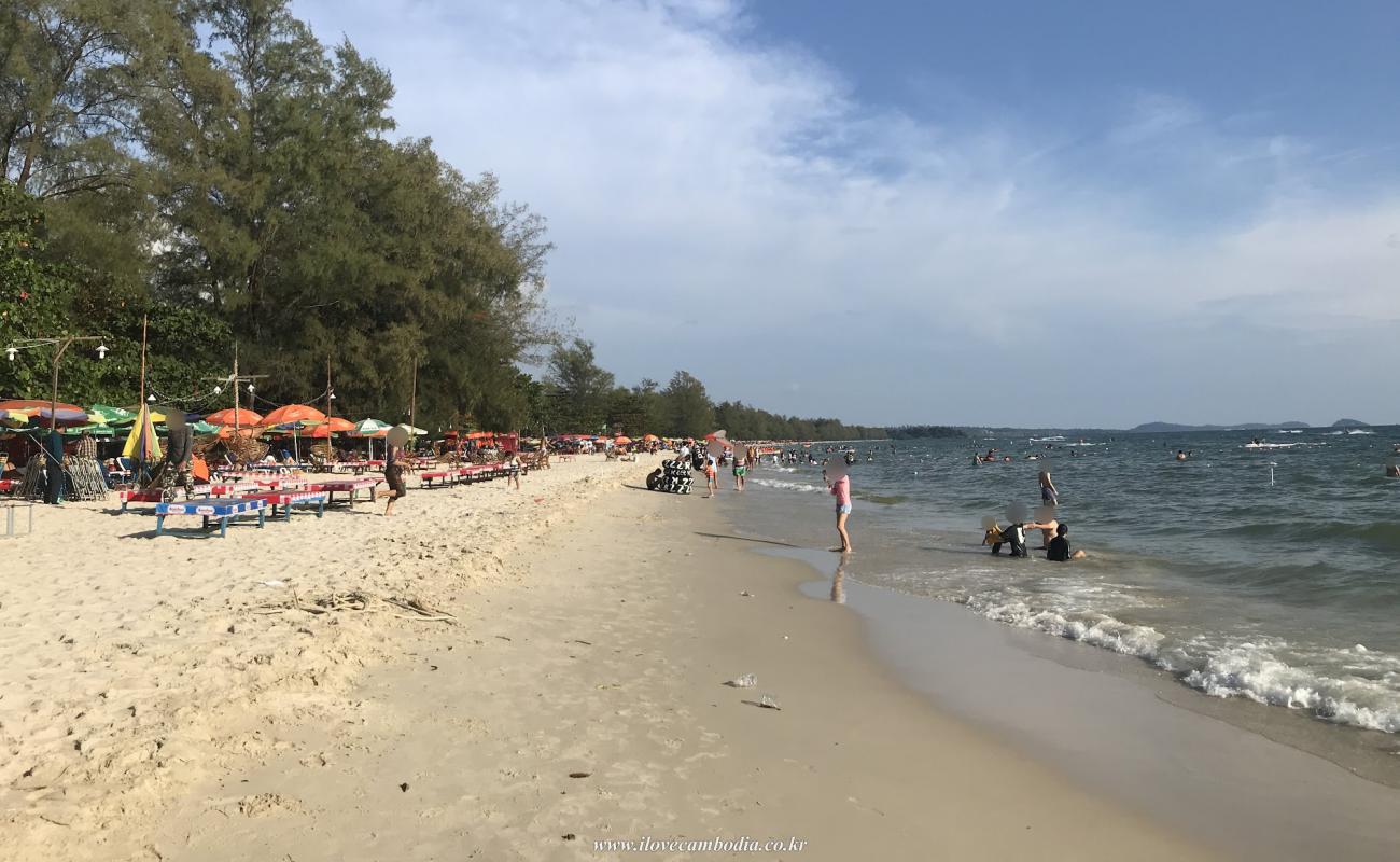 Ou Chheuteal Beach'in fotoğrafı parlak kum yüzey ile