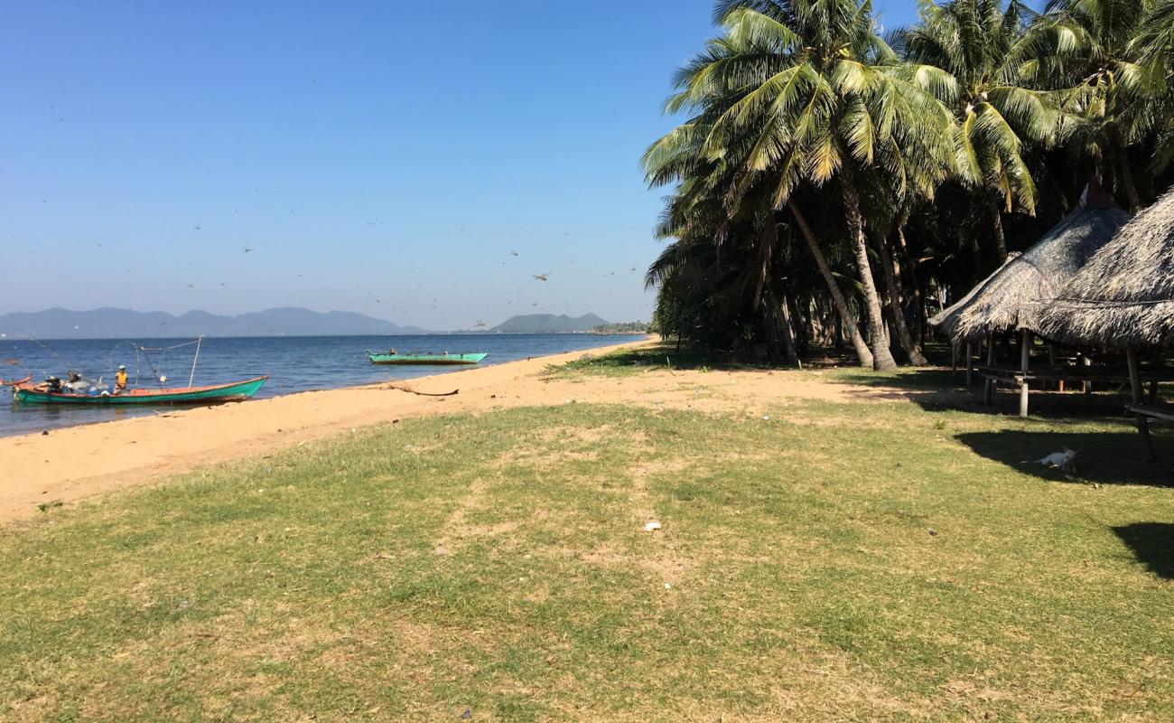 Angkol beach'in fotoğrafı parlak kum yüzey ile