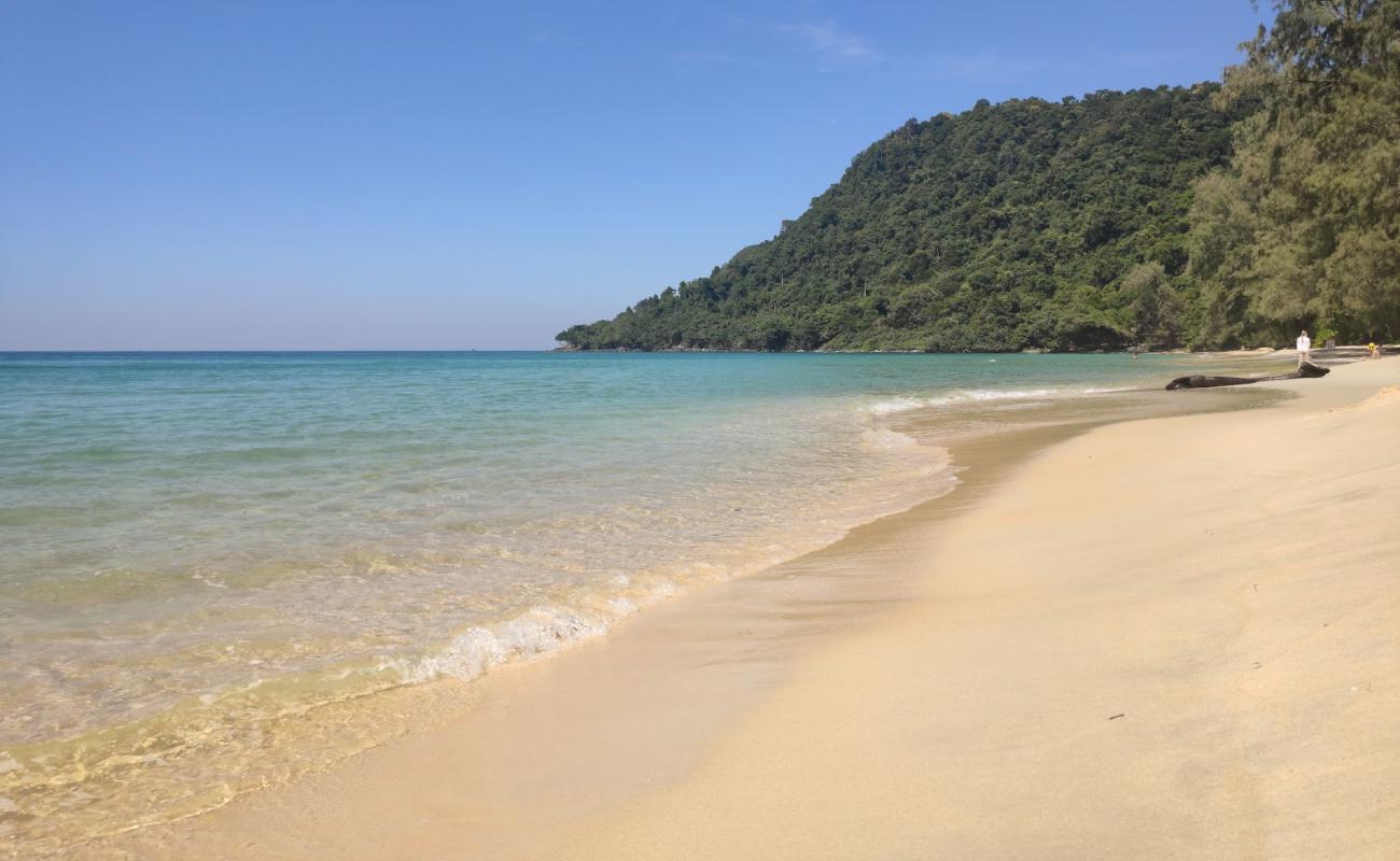 Sunset Beach'in fotoğrafı i̇nce bej kum yüzey ile