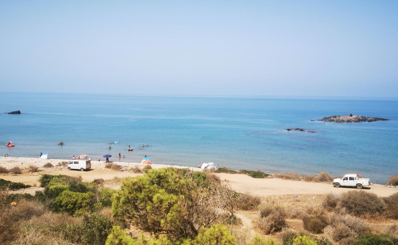 Adjroud beach'in fotoğrafı parlak kum ve kayalar yüzey ile