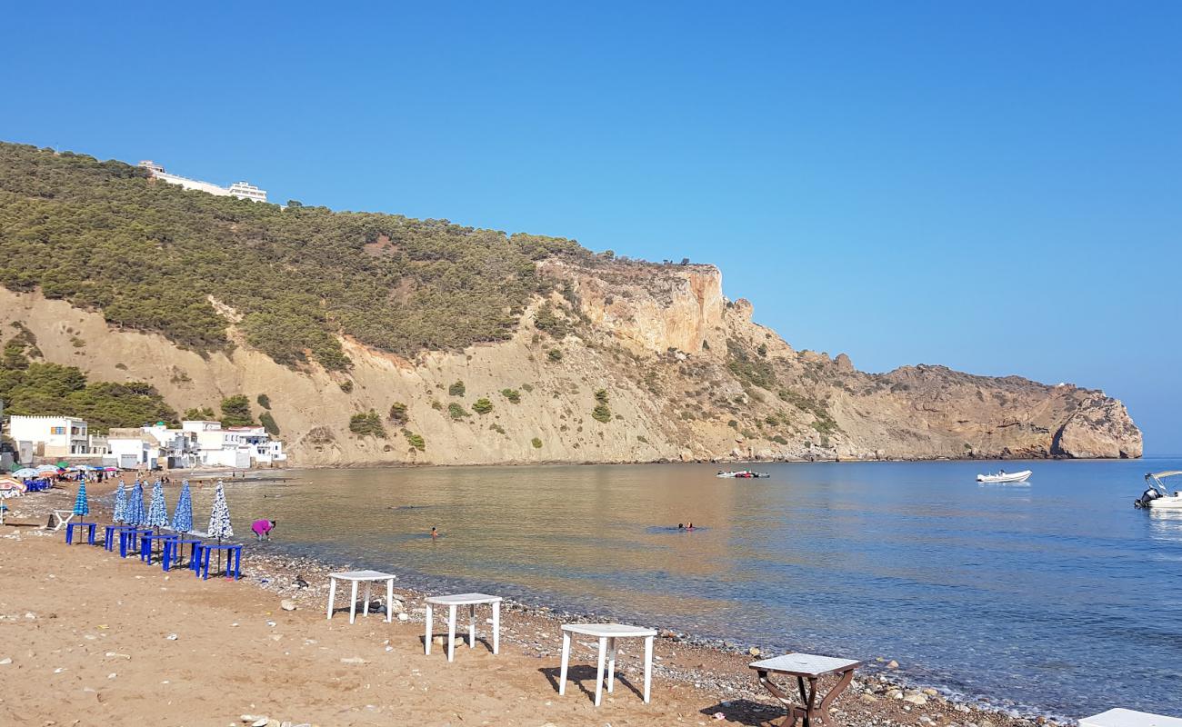 Plage Sidna Youchaa'in fotoğrafı parlak kum ve kayalar yüzey ile