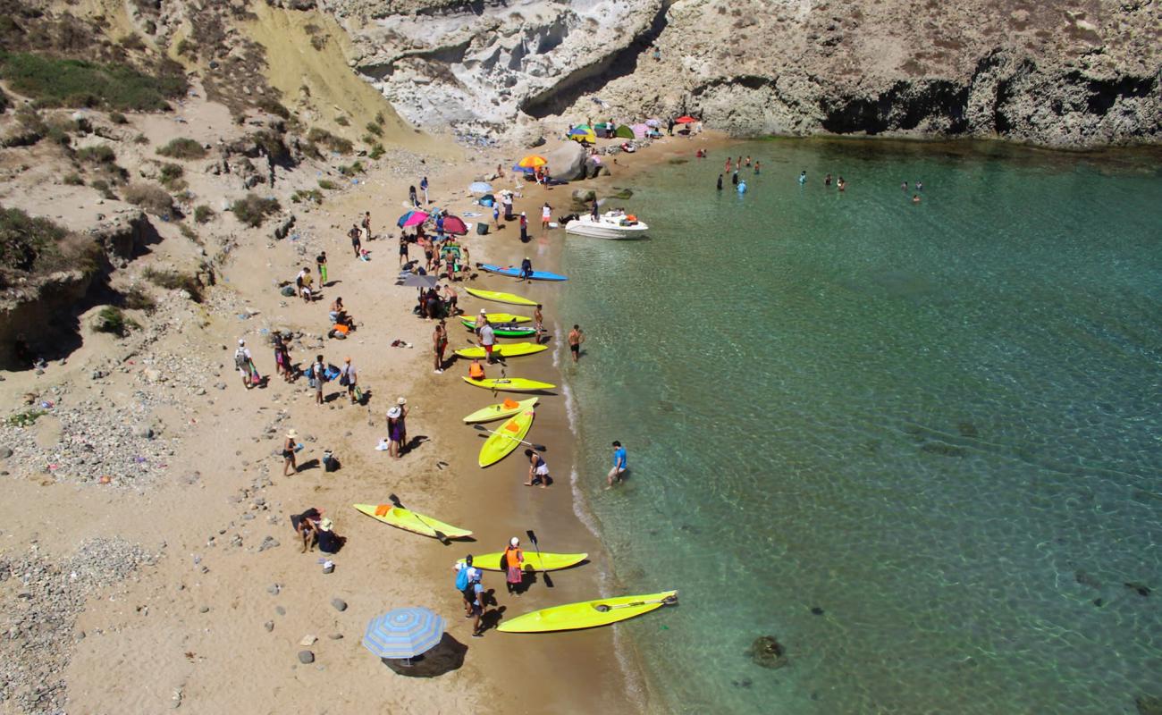 Plage Cap Figalo'in fotoğrafı parlak kum ve kayalar yüzey ile