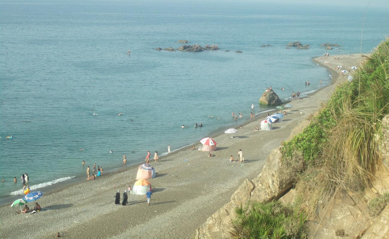 Plage La Cave'in fotoğrafı gri çakıl taşı yüzey ile