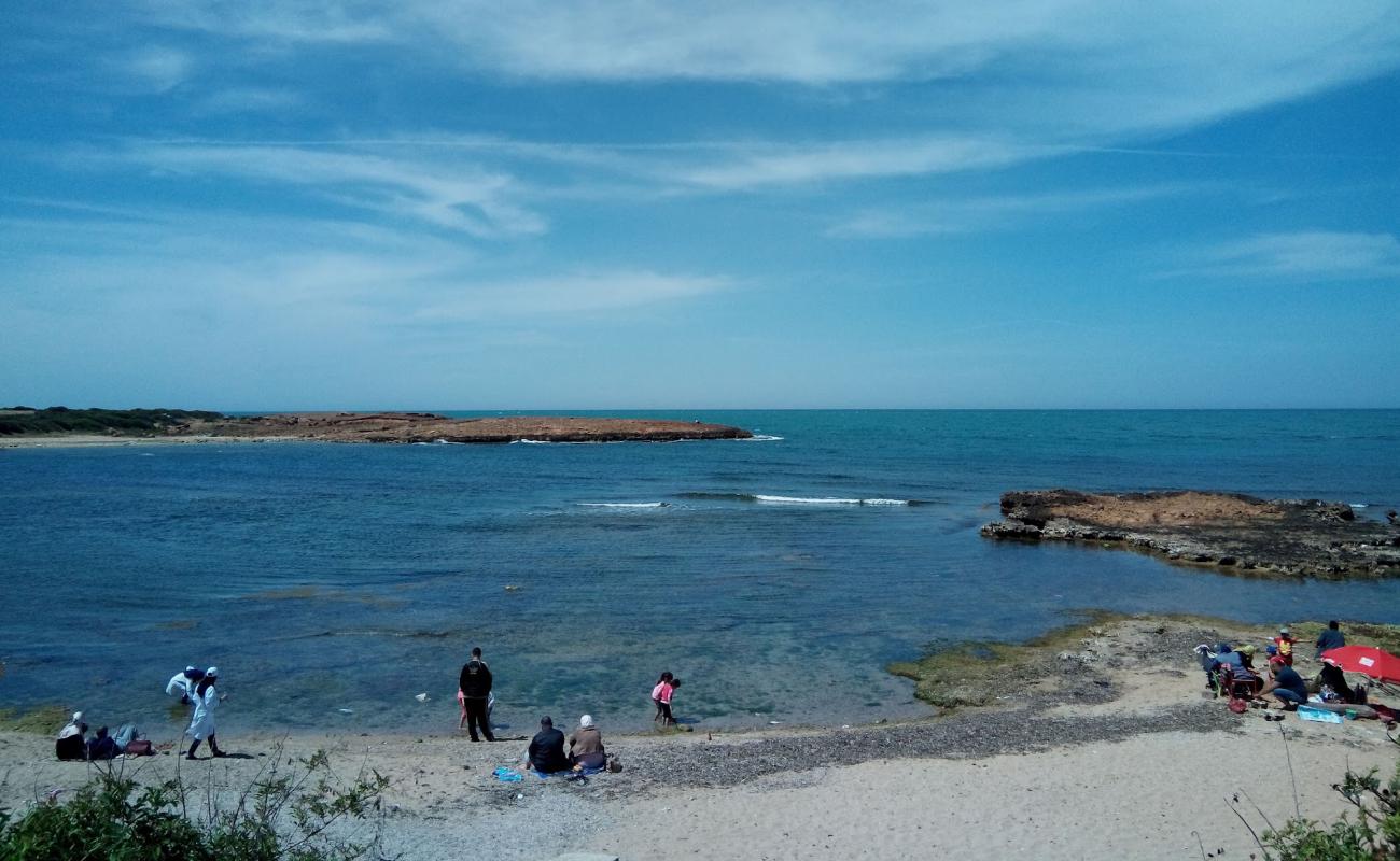 Plage De Kouali'in fotoğrafı parlak kum ve kayalar yüzey ile