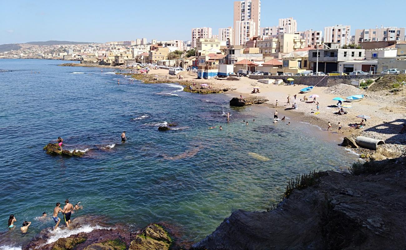 Plage de lilot'in fotoğrafı parlak kum ve kayalar yüzey ile