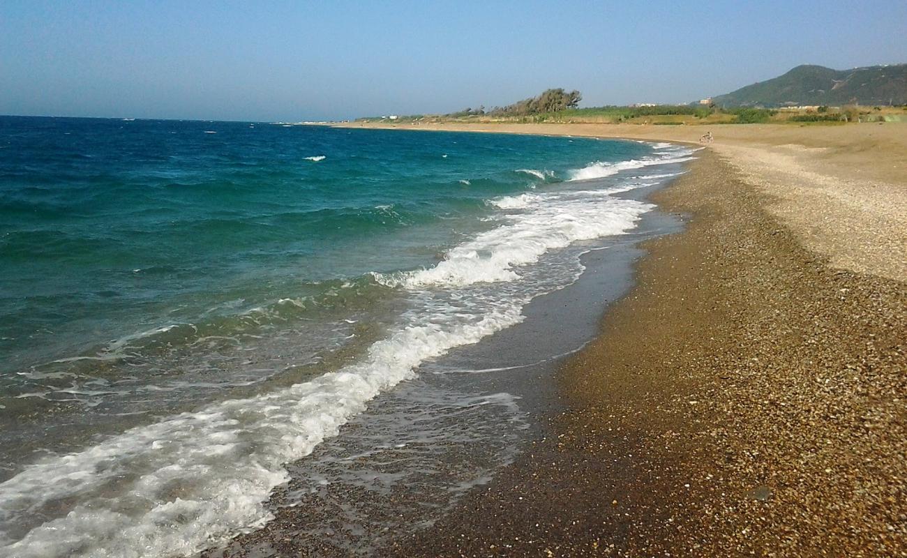 Plage de sahel bouberak'in fotoğrafı hafif ince çakıl taş yüzey ile