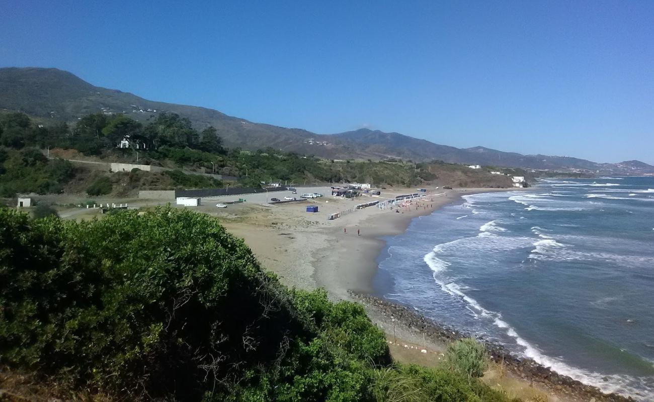 Plage Azeffoun Le Caroubier'in fotoğrafı gri kum ve çakıllar yüzey ile