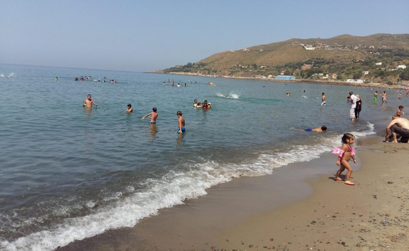 Plage Azeffoun'in fotoğrafı çakıl ile kum yüzey ile