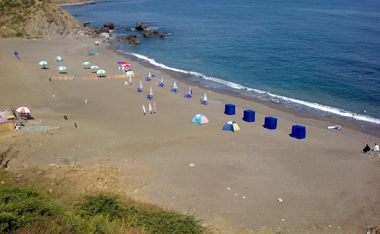 Plage d'El Oueldja'in fotoğrafı gri ince çakıl taş yüzey ile