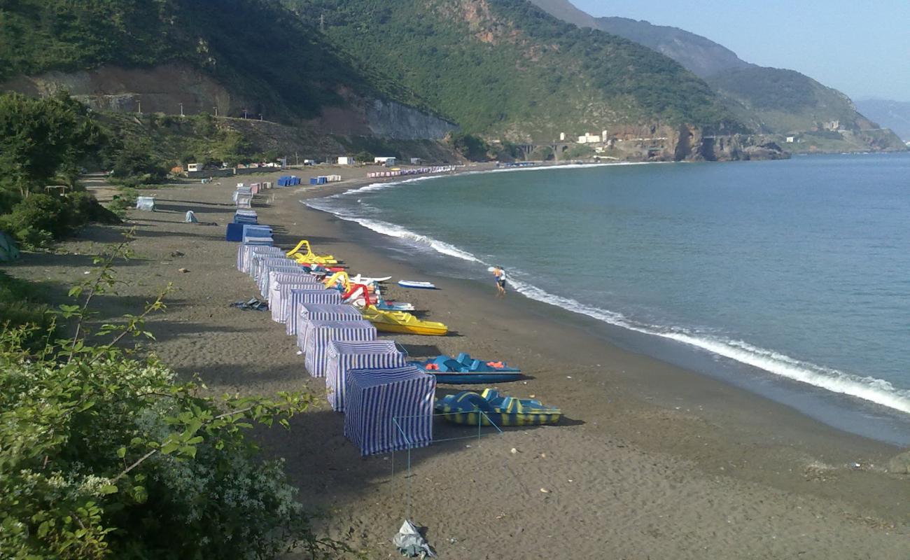 Plage de La Grotte Merveilleuse'in fotoğrafı parlak kum ve kayalar yüzey ile