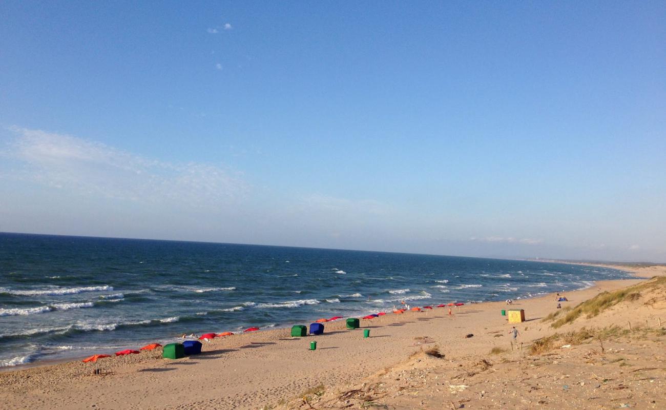 Plage El Betah'in fotoğrafı parlak kum yüzey ile