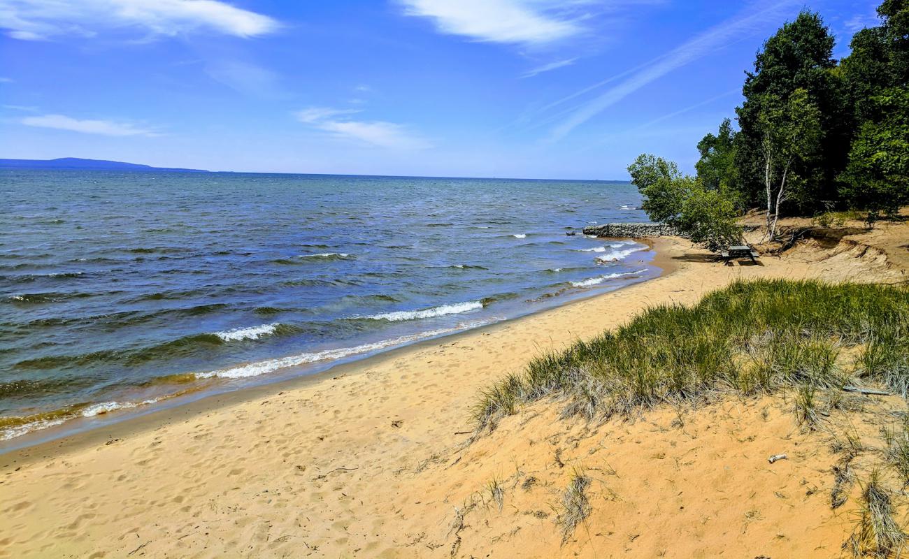 Pointe Des Chenes Beach'in fotoğrafı parlak kum yüzey ile