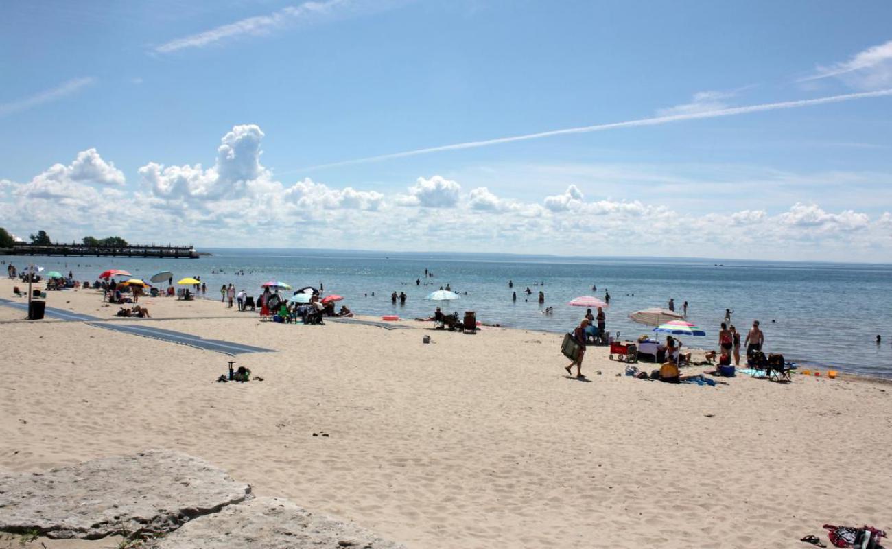 Bay Beach'in fotoğrafı açık bej kum yüzey ile