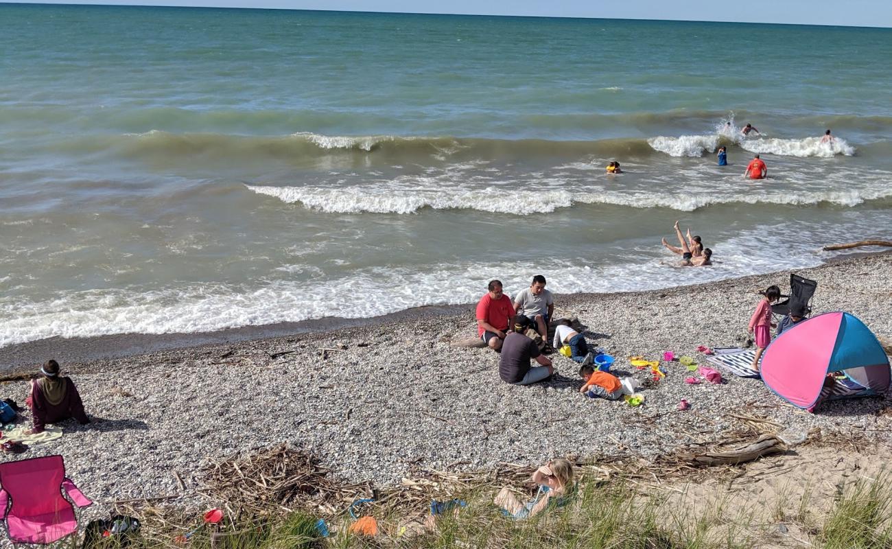 Burley Beach'in fotoğrafı parlak kum ve kayalar yüzey ile