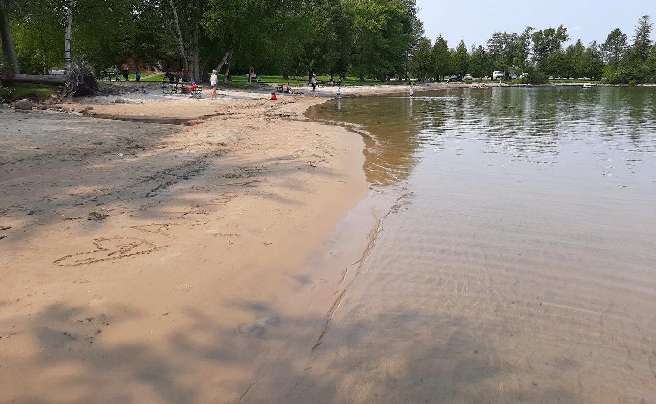 Hibou Beach'in fotoğrafı açık bej kum yüzey ile