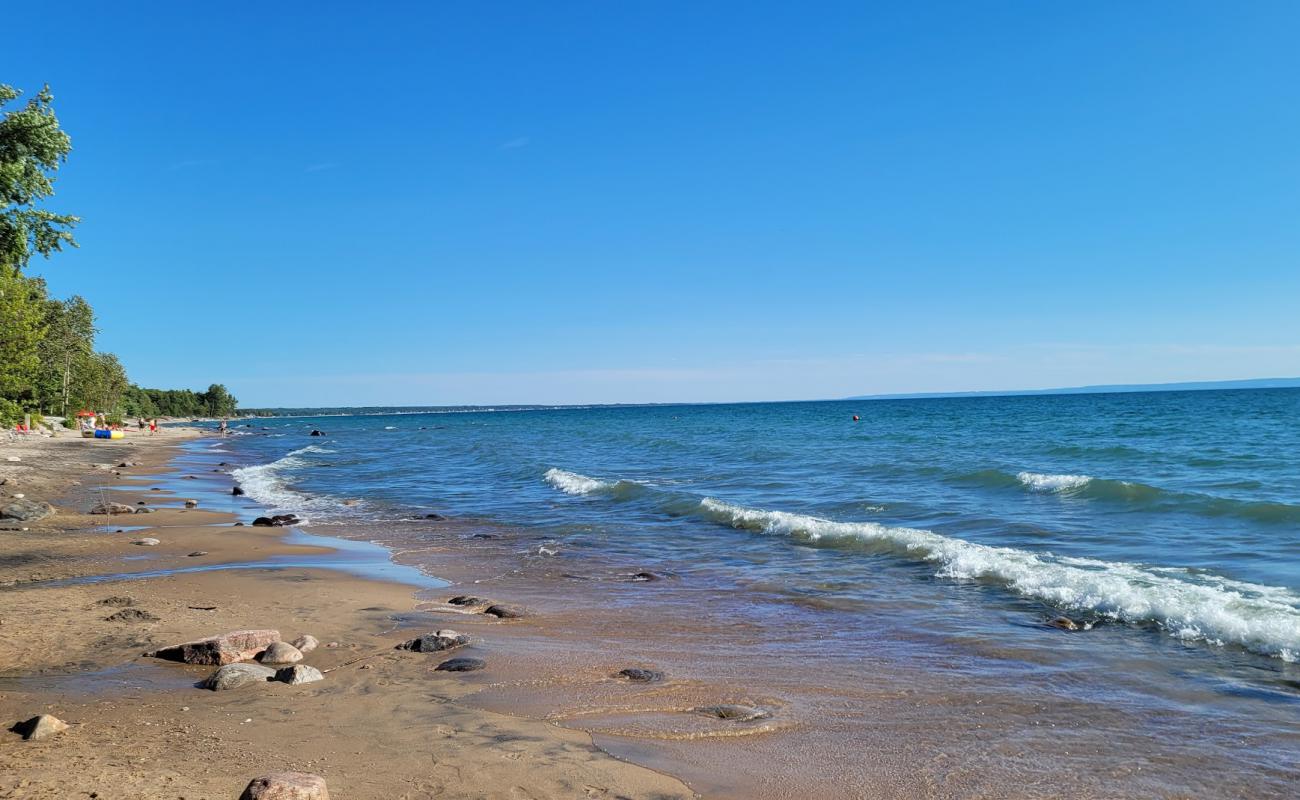 Tiny Beach'in fotoğrafı parlak kum yüzey ile