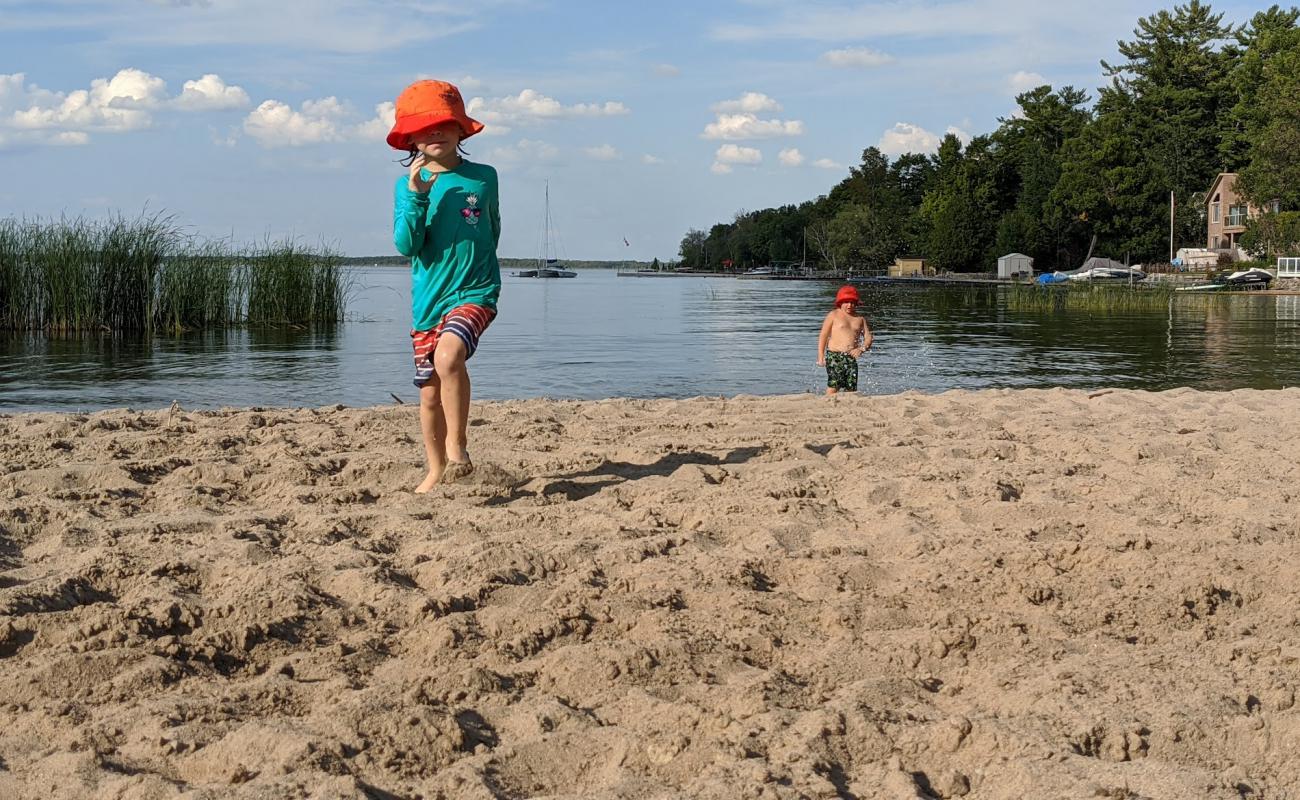 McKenzie Beach'in fotoğrafı çim yüzey ile