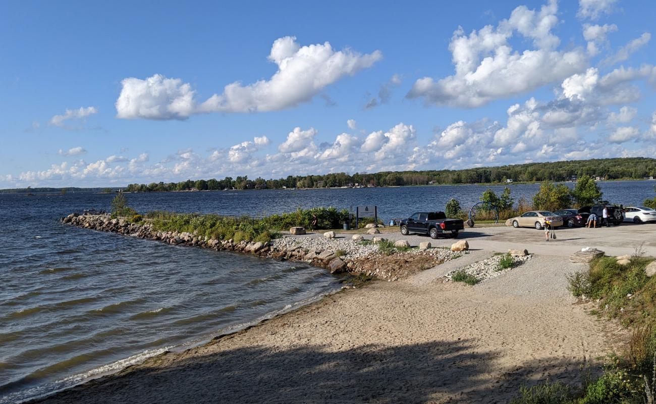 Waubaushene Beach'in fotoğrafı açık bej kum yüzey ile