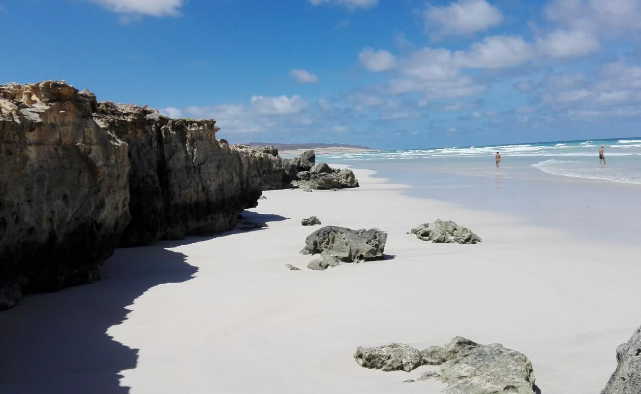Praia da Atalanta'in fotoğrafı açık bej kum yüzey ile