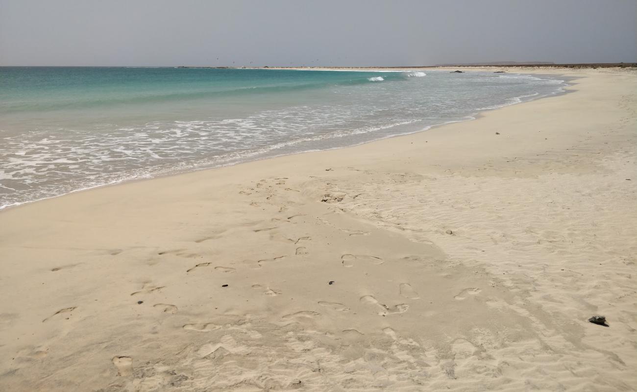 Praia de Abrabas'in fotoğrafı parlak ince kum yüzey ile