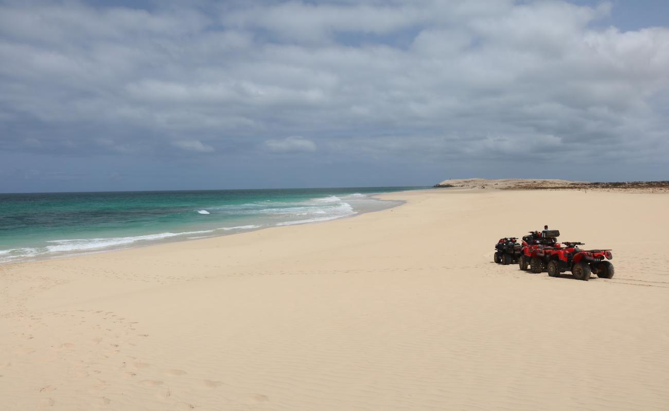 Curralinho Beach'in fotoğrafı parlak ince kum yüzey ile