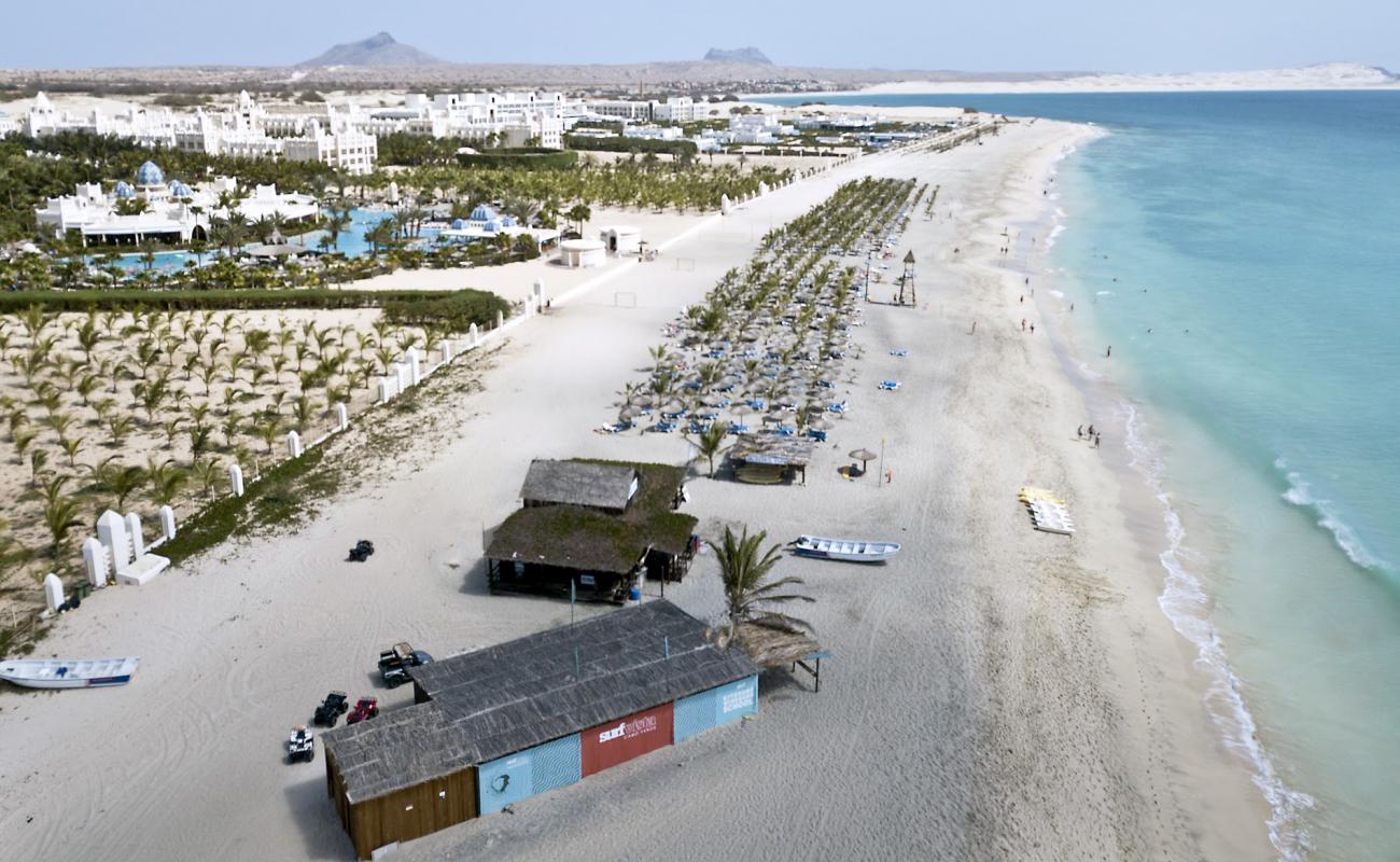 Praia das Dunas Beach'in fotoğrafı parlak ince kum yüzey ile