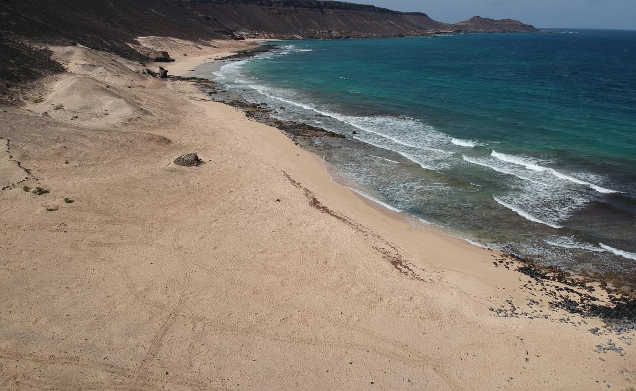 Ponta da Fragata'in fotoğrafı parlak kum ve kayalar yüzey ile