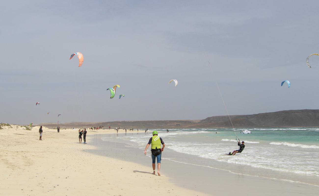 Kite Beach - Sal Cape Verde'in fotoğrafı parlak kum yüzey ile