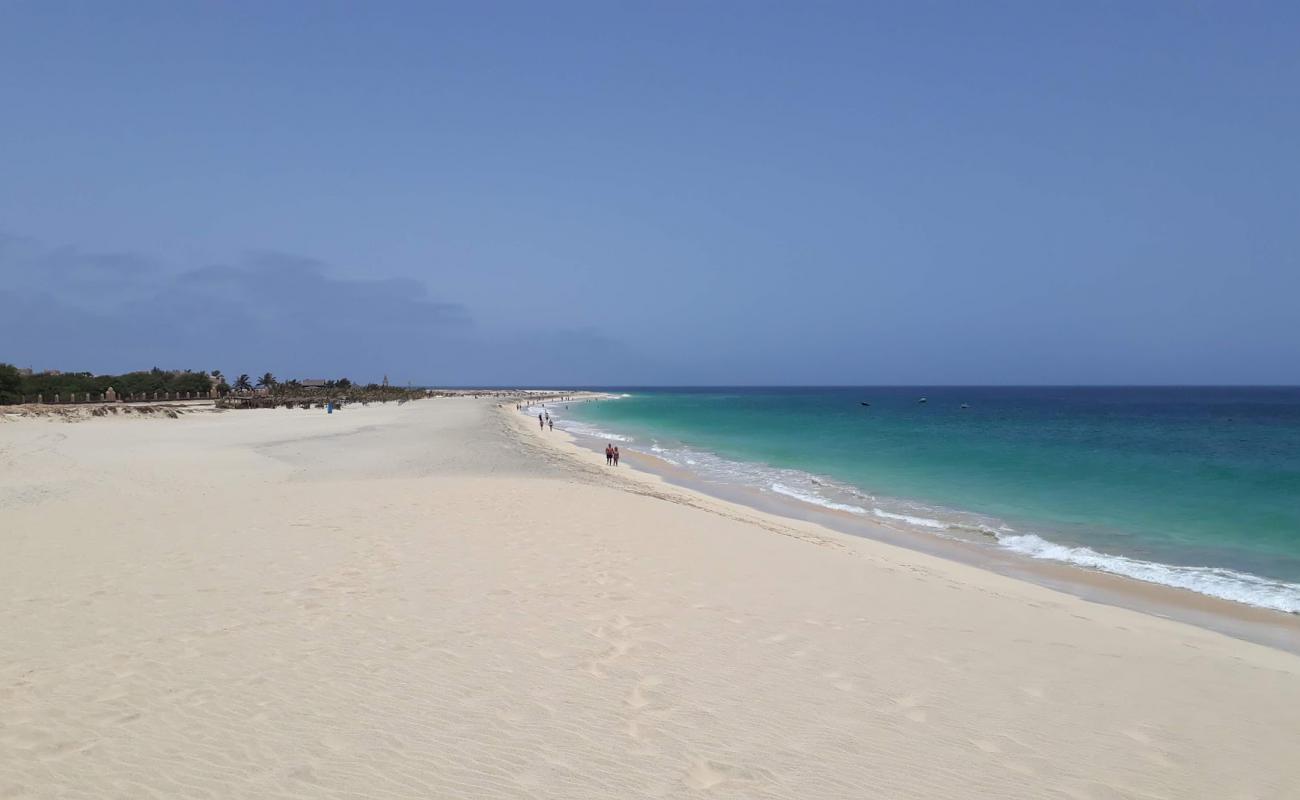 Dune of Sal Beach'in fotoğrafı parlak ince kum yüzey ile