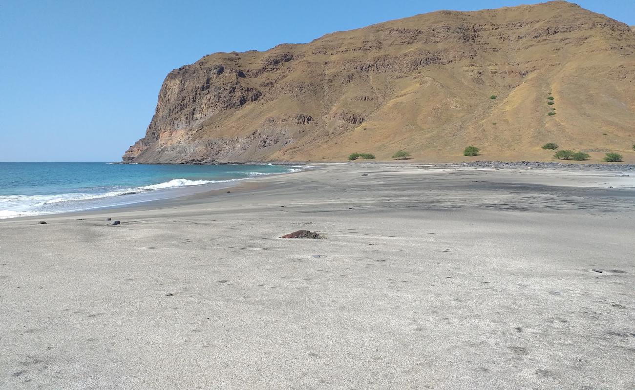 Flamengo beach'in fotoğrafı bej kum ve kayalar yüzey ile