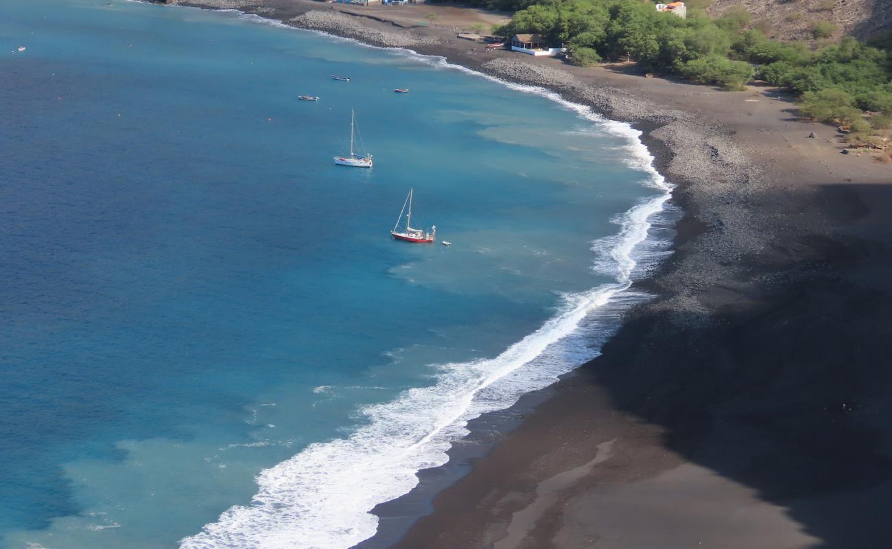 Tarrafal Beach'in fotoğrafı siyah kum yüzey ile