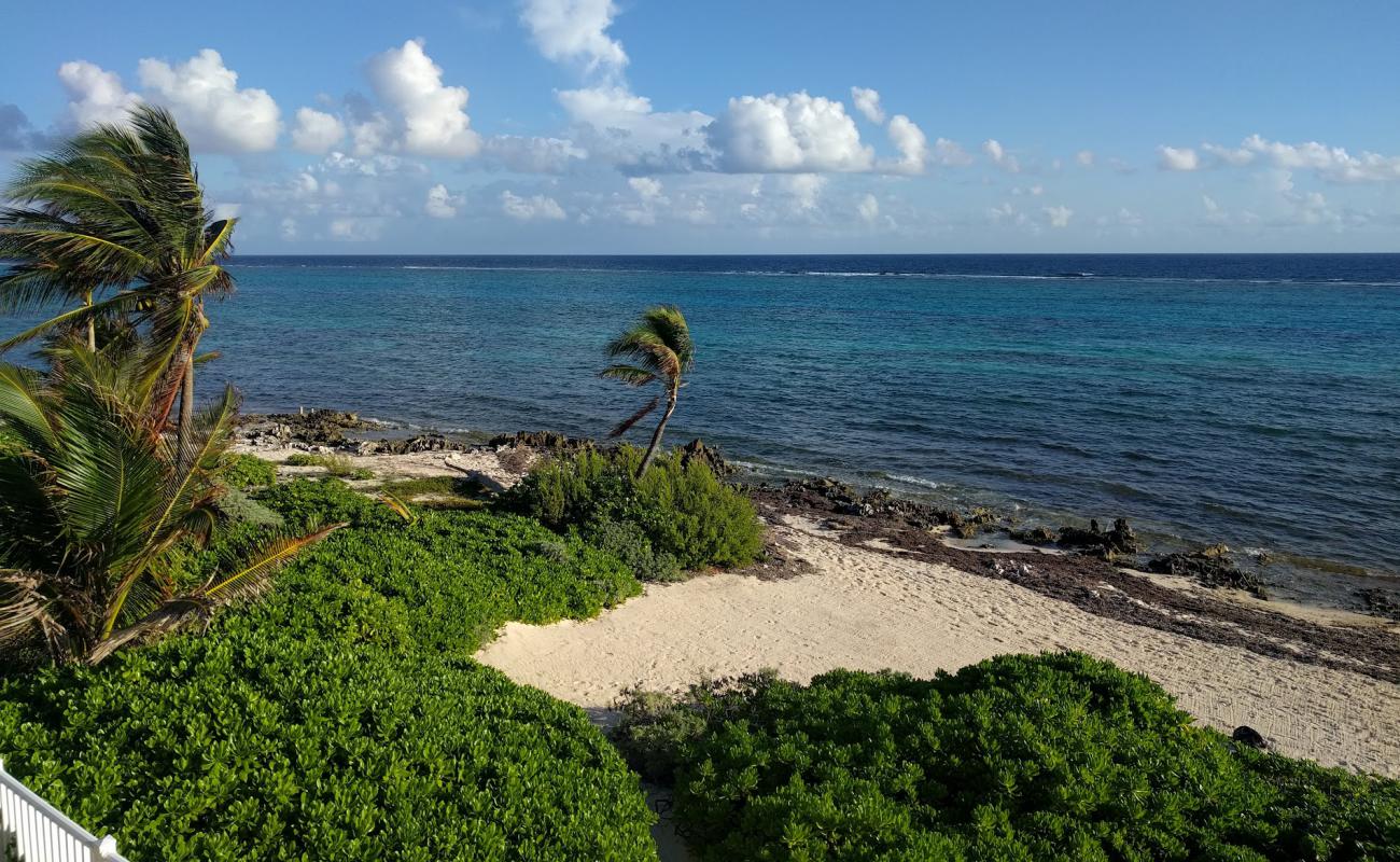 Caiman Kai beach'in fotoğrafı açık bej kum yüzey ile