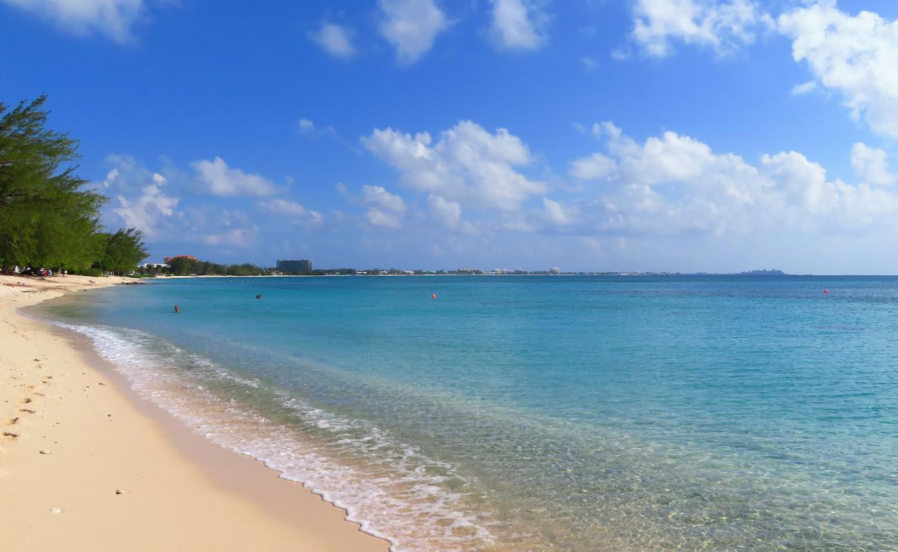 West Bay beach'in fotoğrafı parlak ince kum yüzey ile