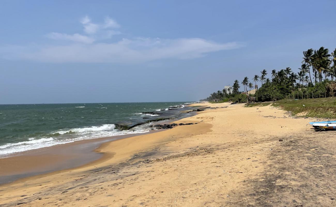 Uswetakeiyawa Beach'in fotoğrafı bej kum ve kayalar yüzey ile