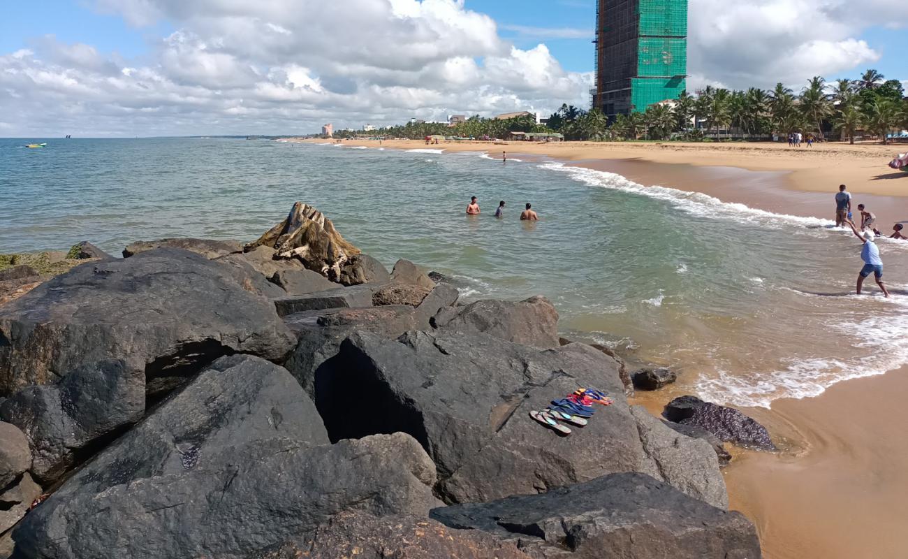 Browns Beach'in fotoğrafı açık bej kum yüzey ile