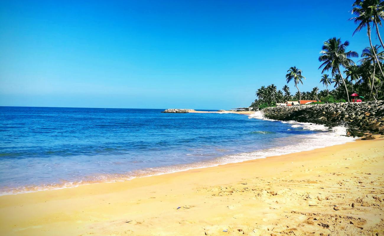 Ulhitiyawa Beach'in fotoğrafı parlak kum yüzey ile