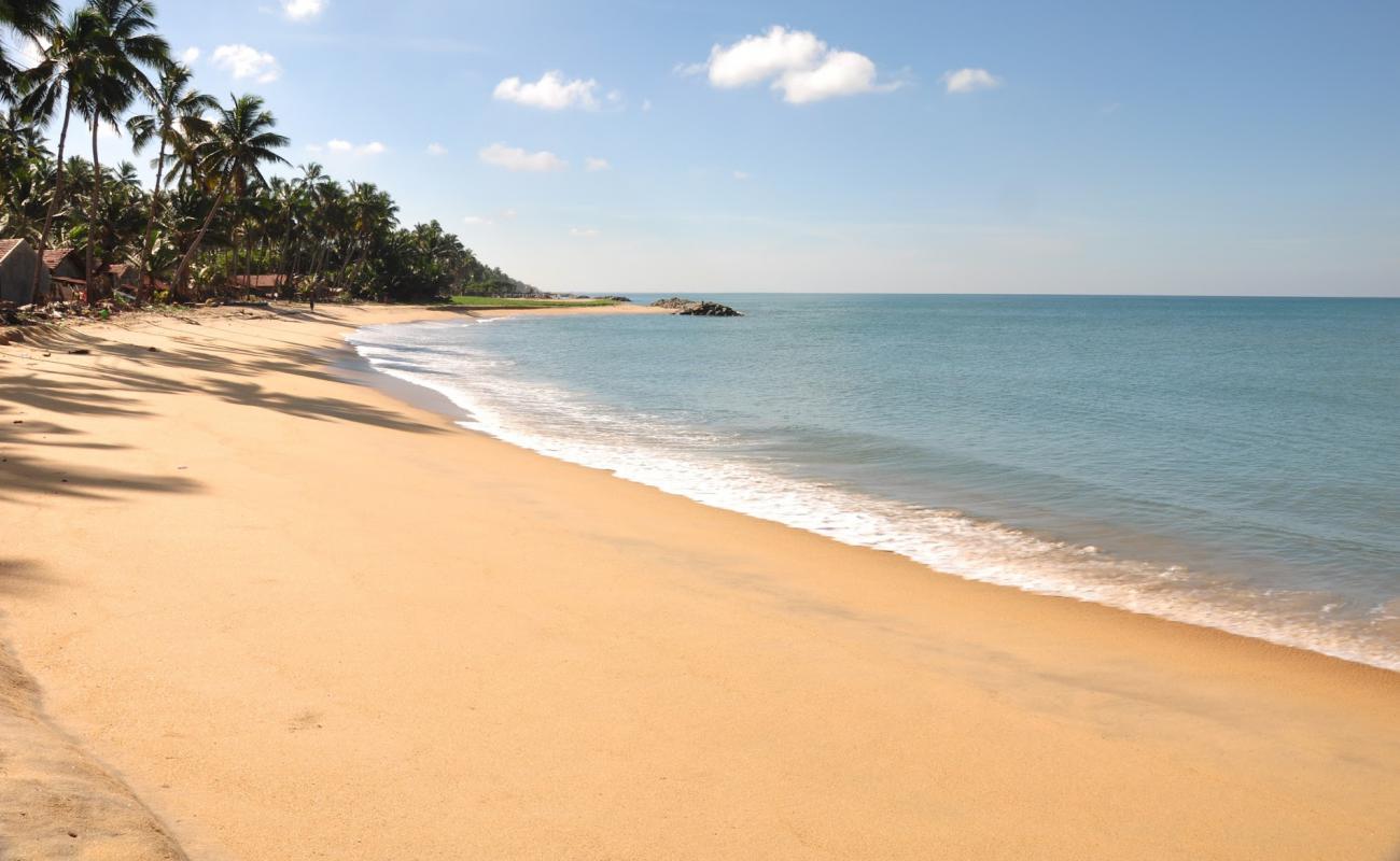 Lansigama Beach'in fotoğrafı açık bej kum yüzey ile