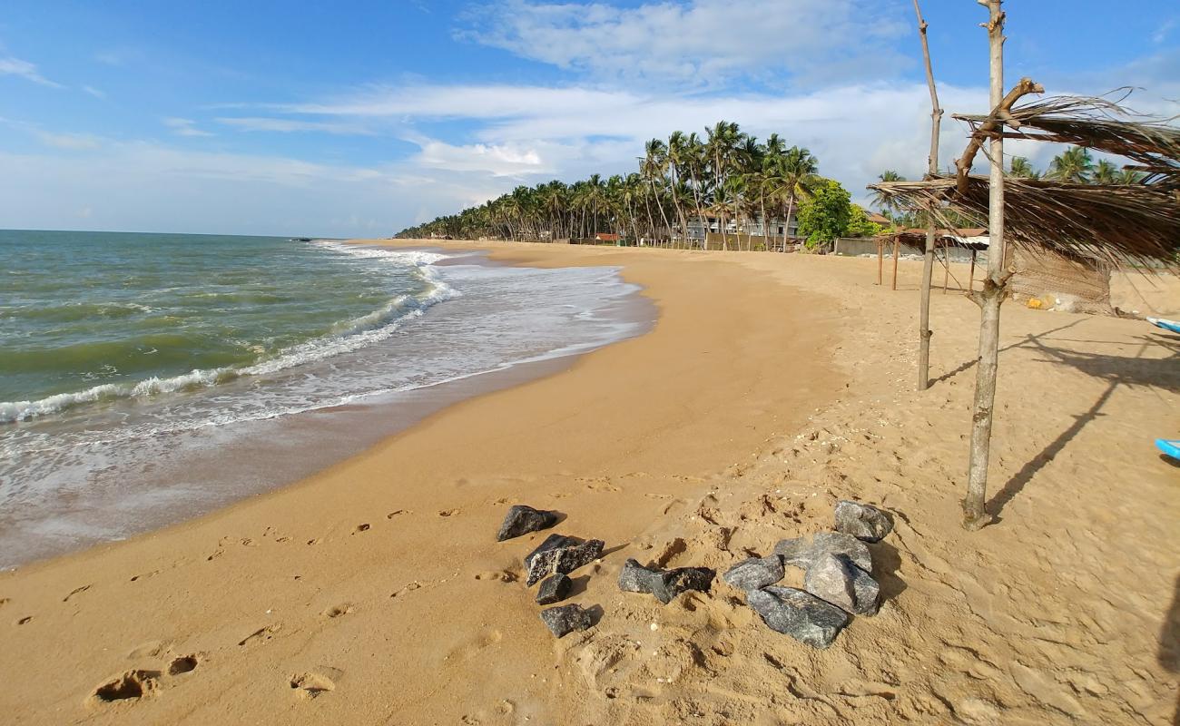 Thalwila Beach'in fotoğrafı parlak kum yüzey ile